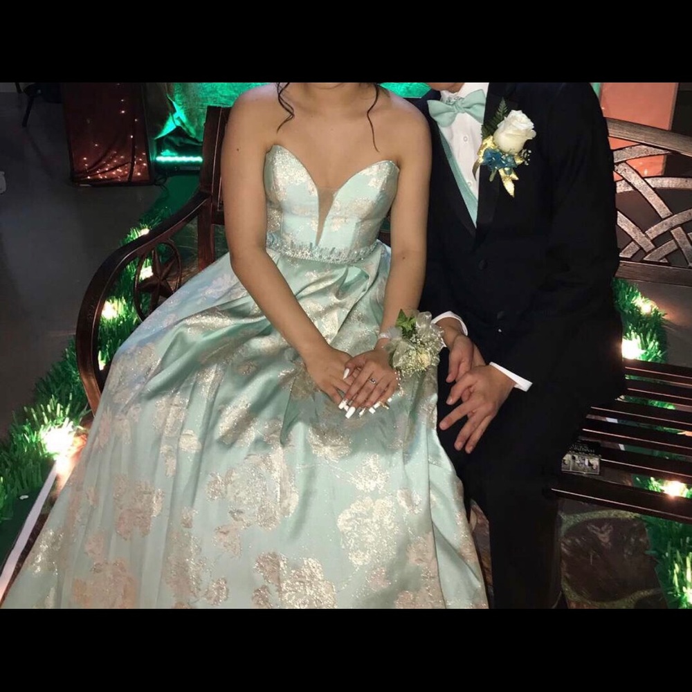 CAMILLE LA VIE PROM DRESS - Picture 3 of 7